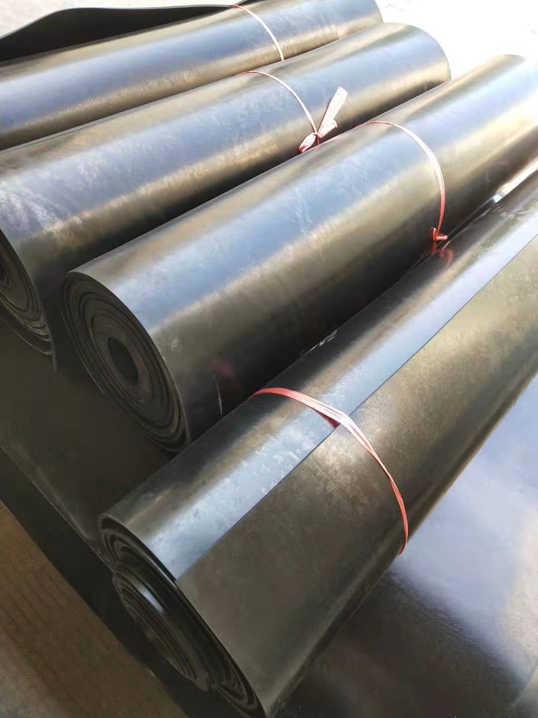 丁腈橡膠板：是由丁二烯和丙烯腈經(jīng)乳液聚合法制得的，丁腈橡膠主要采用低溫乳液聚合法生產(chǎn)。